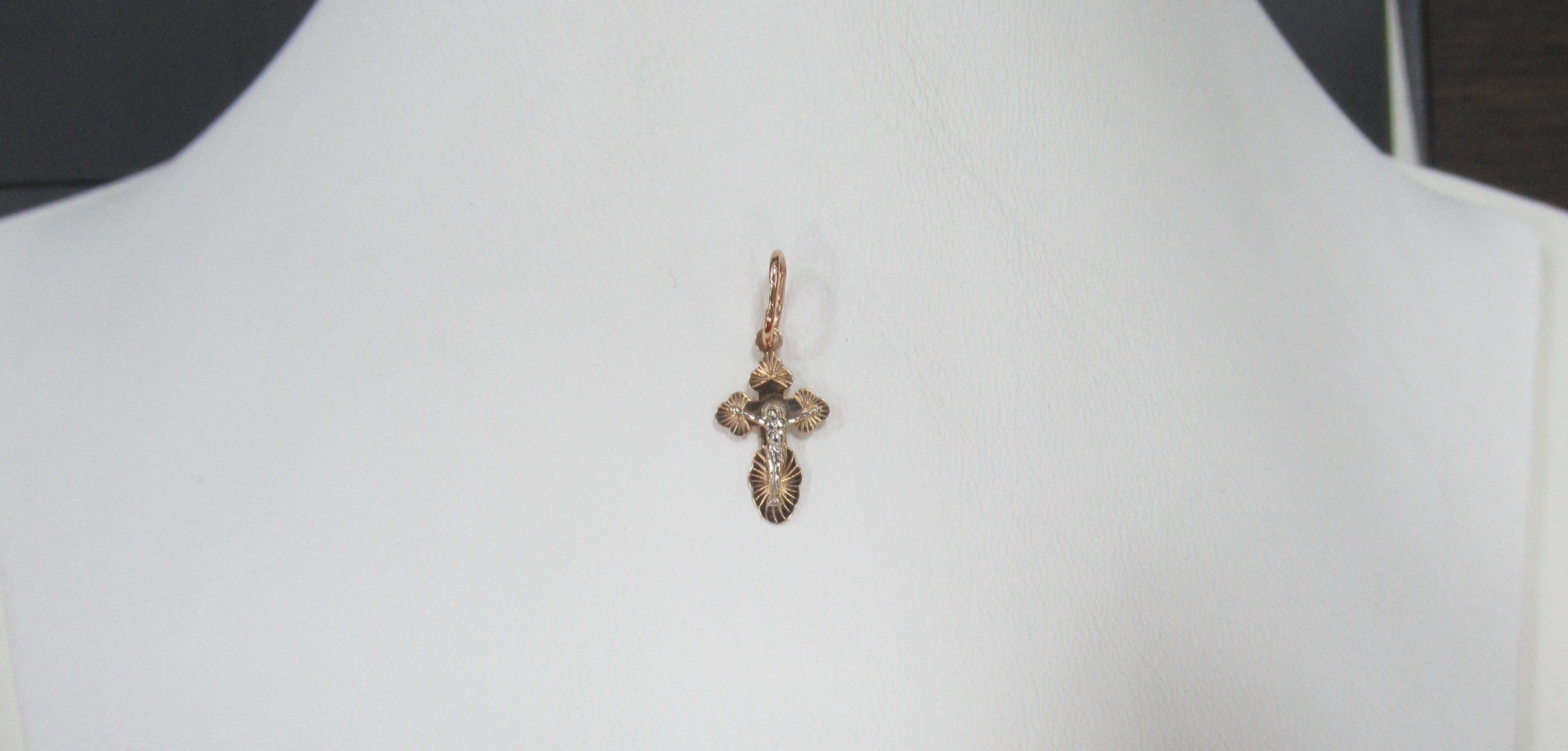 Подвеска-крест из золота